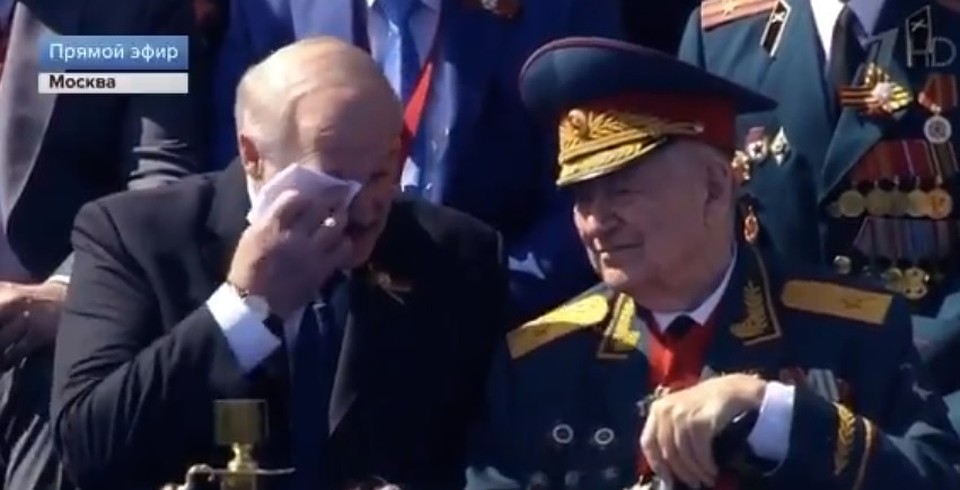 Лукашенко на параде в Москве пообщался с ветераном. Фото: скриншот прямой трансляции ОРТ