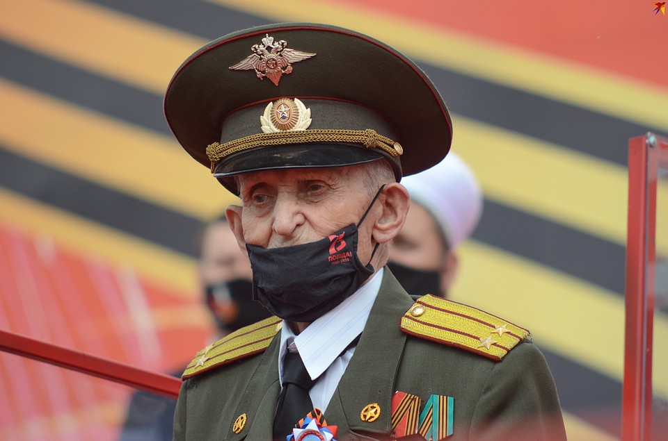 Ветераны - самые почетные гости парада Победы. Они наблюдали за торжеством с первых рядов.