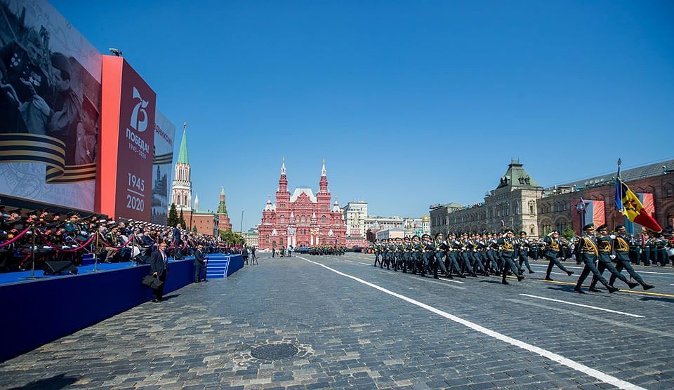 Как же наши круто прошли по Красной Площади! (Фото: соцсети).