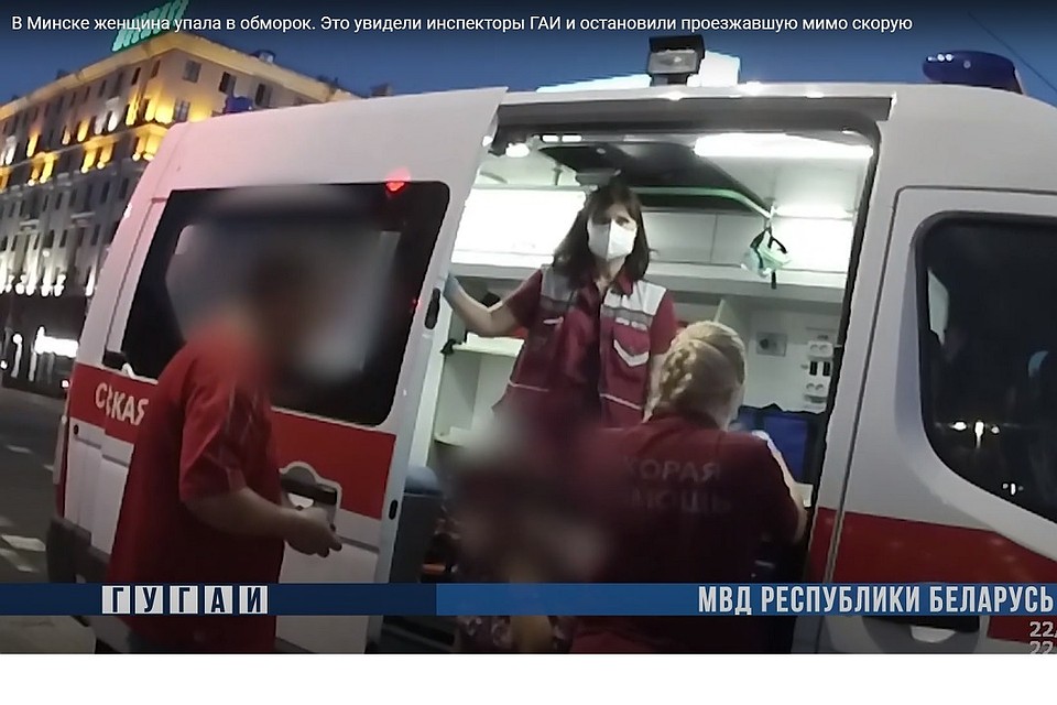 У медиков не было срочного вызова и они оказали помощь женщине. Фотоиллюстрация: стоп-кадр | видео МВД.