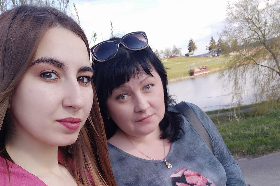 У минчанки Ольги (на фото справа) осталось двое детей - 18-летняя Вика и 11-летний сын Роман.