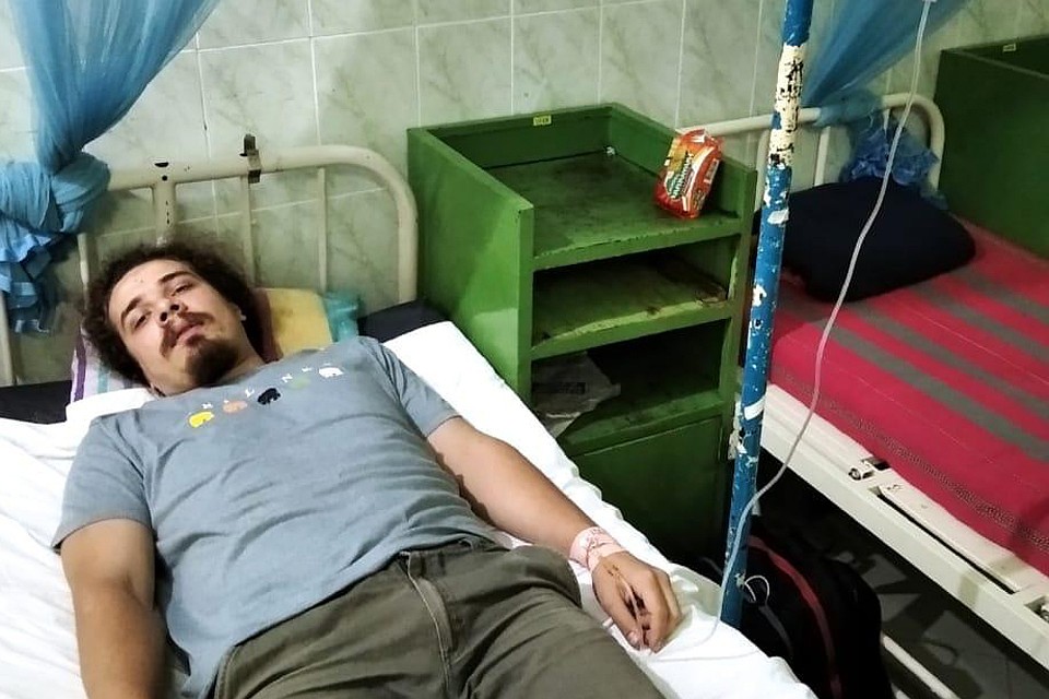 Александра экстренно госпитализировали, но зато появилась возможность связаться с Россией