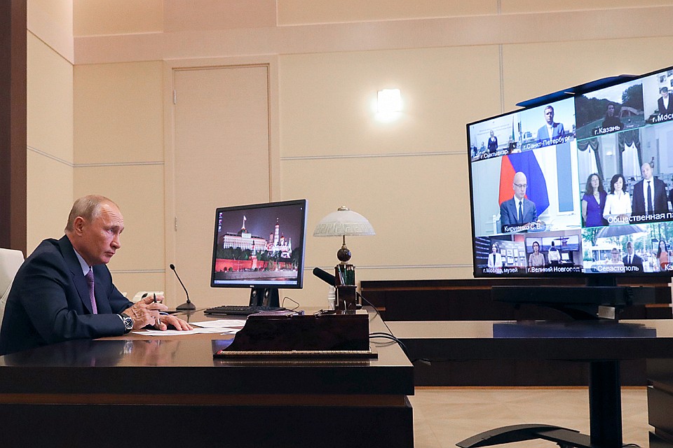 Владимир Путин поблагодарил участников Палаты предыдущего состава за активное обсуждение поправок в Конституцию. Фото: Михаил Климентьев/ТАСС
