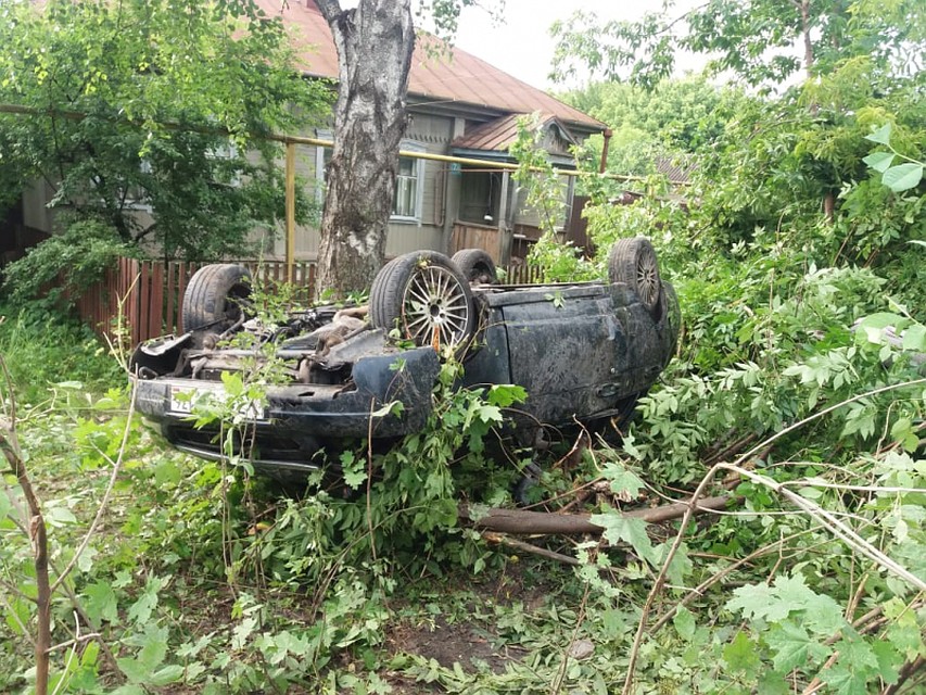 "Лада" врезалась в дерево и опрокинулась на крышу.