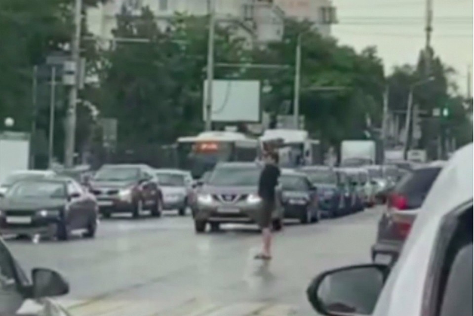 Парень регулировал движение из-за сломавшегося светофора до приезда ГИБДД. Фото: соцсети