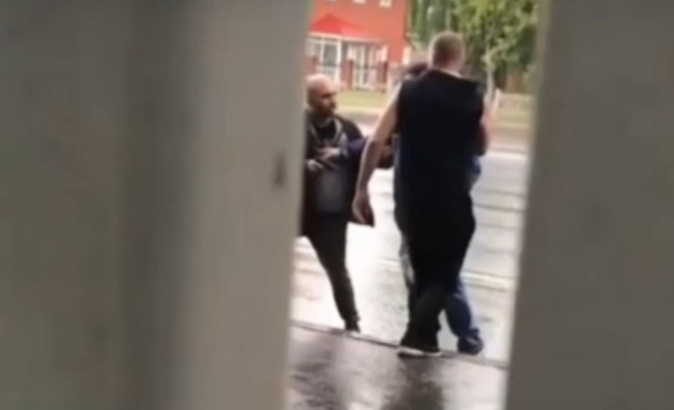Тюменец на остановке угрожал мужчине пистолетом. Скриншот из видео.