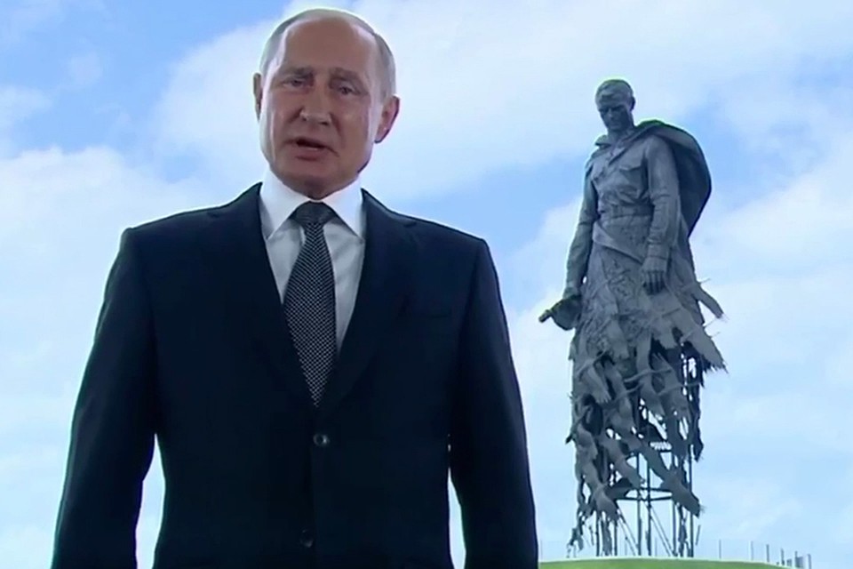 Из-за своего обращения к народу Путин перенес открытие монумента, на которое приехал Лукашенко.