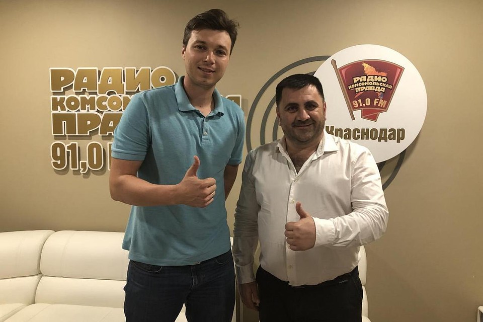 Слева редактор радио «КП» Егор Казаков, справа владелец клиники «Медисса Арт» Вартан Саркисян