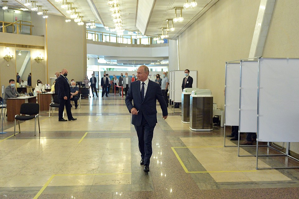 Даже ручку в бумажном чехле президенту член комиссии предложила отдельно. Фото: Алексей ДРУЖИНИН/пресс-служба президента РФ/ТАСС