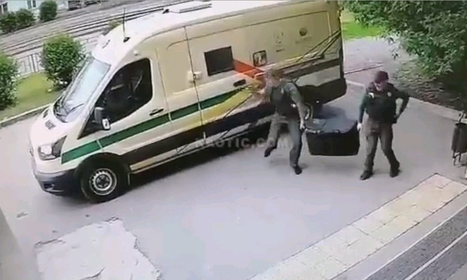 Одному прострелили колено, другому пулями разорвали бронежилет. Стоп-кадр видео