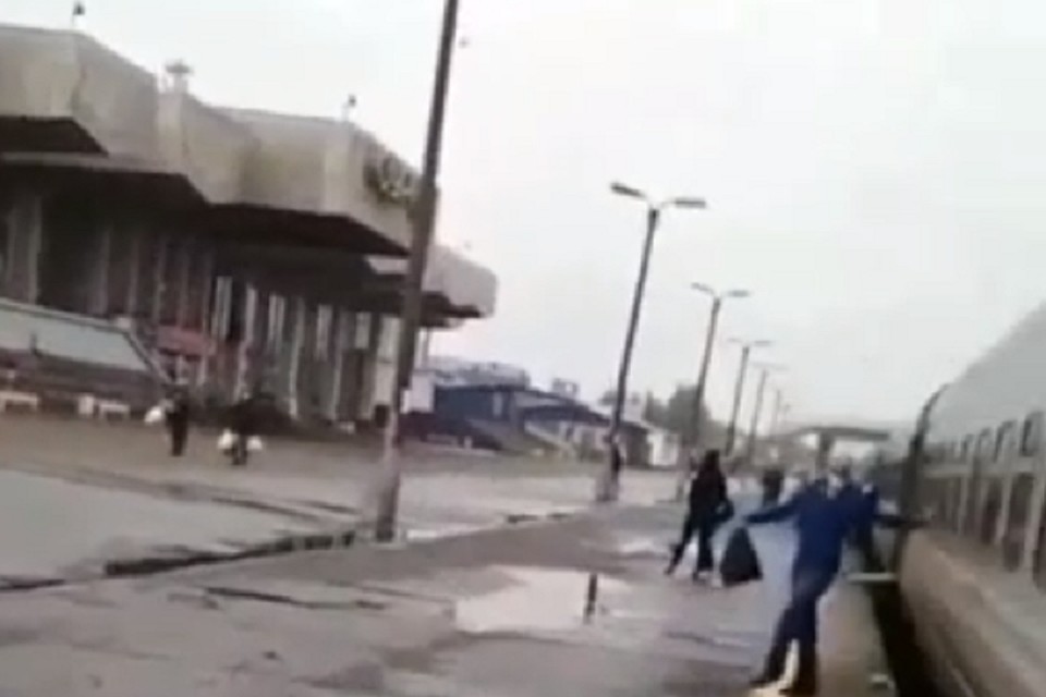 Несчастного вытаскивали из-под локомотива полицейские, очевидцы и проводники. Скриншот видео