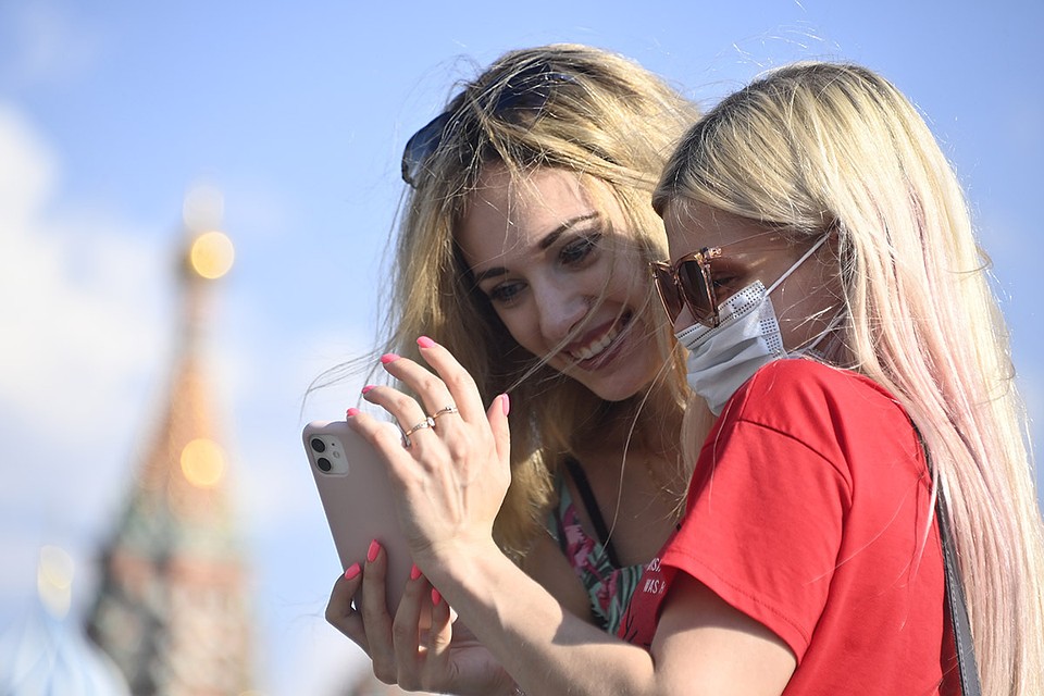 Если рядом нет большого количества людей, то маску можно и снять.