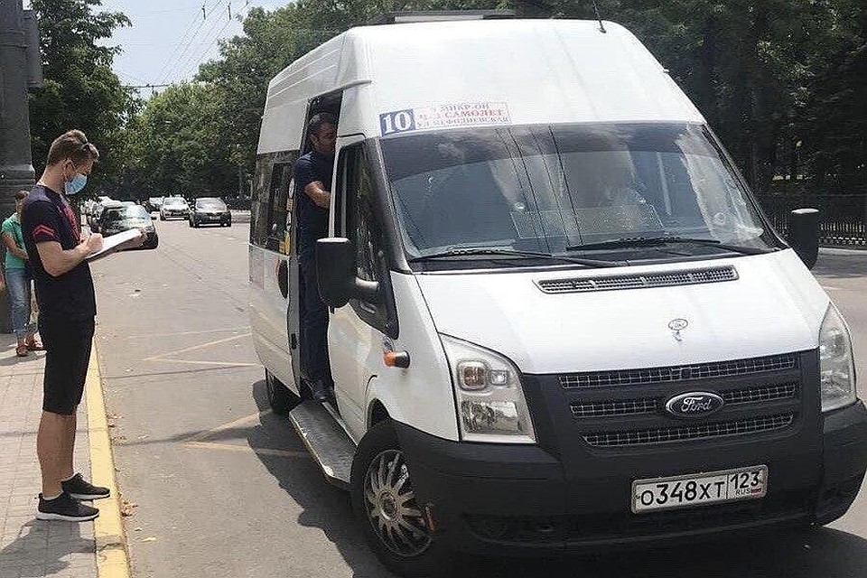 В Новороссийске штрафуют водителей, которые отказываются включать кондиционеры.