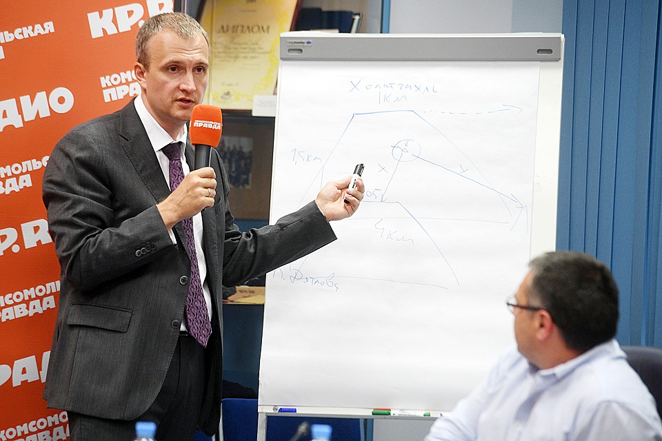 Андрей Курьяков показал на пресс-конференции, как были расположены палатки девяти туристов группы Дятлова