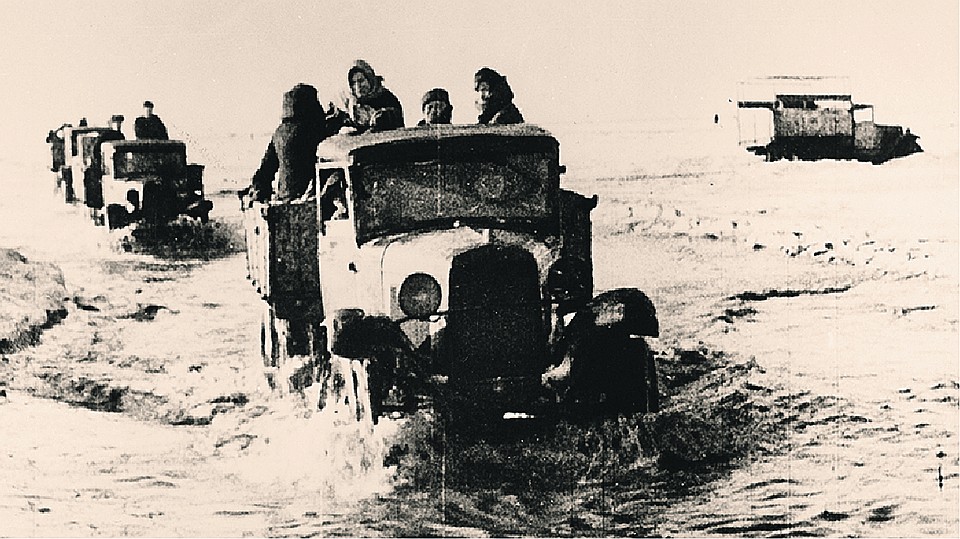 Так по тающему льду в блокадный Ленинград везли продовольствие. Mary Evans Picture Library/ALEXA/ТАСС