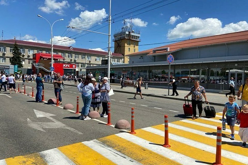 Пассажиров увели на безопасное расстояние. Фото: Туподар Краснодар