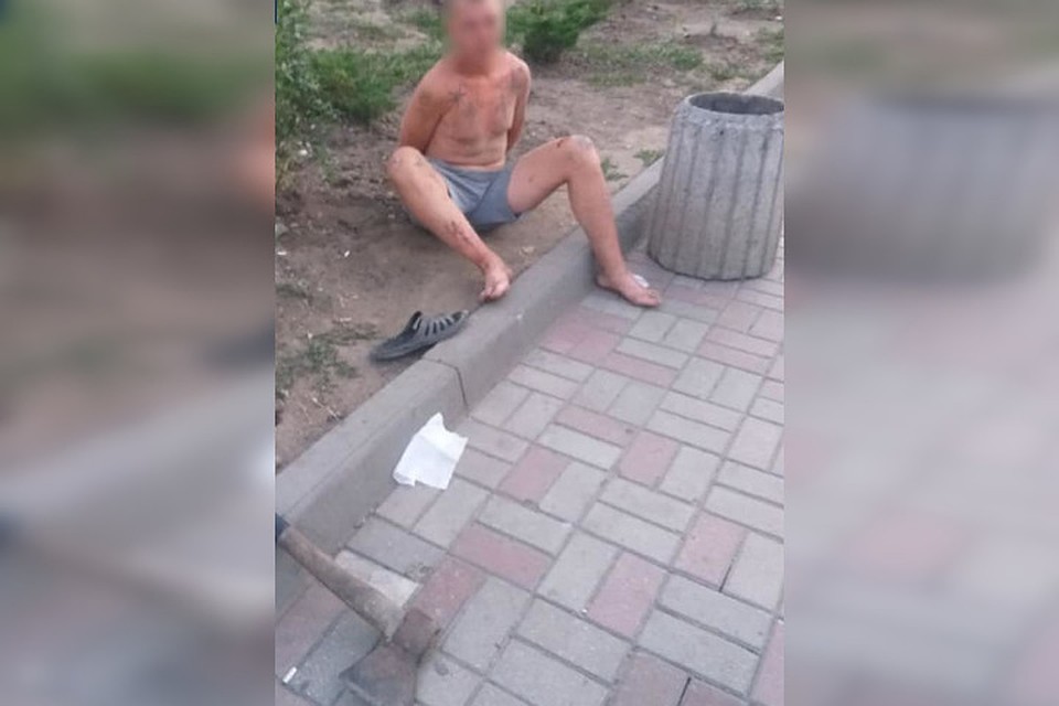 Агрессивного мужчину c топором обезвредили неравнодушные прохожие. Фото: НПУ
