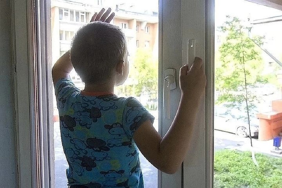 Это уже не первый случай, когда дети выпадают из окна.