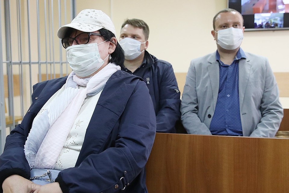 Диспетчер руления Надежда Архипова, авиадиспетчер аэропорта "Внуково" Александр Круглов и руководитель полетов Внуковского центра управления воздушным движением Роман Дунаев (слева направо) в Солнцевском суде во время оглашения приговора. Фото: Сергей Савостьянов/ТАСС
