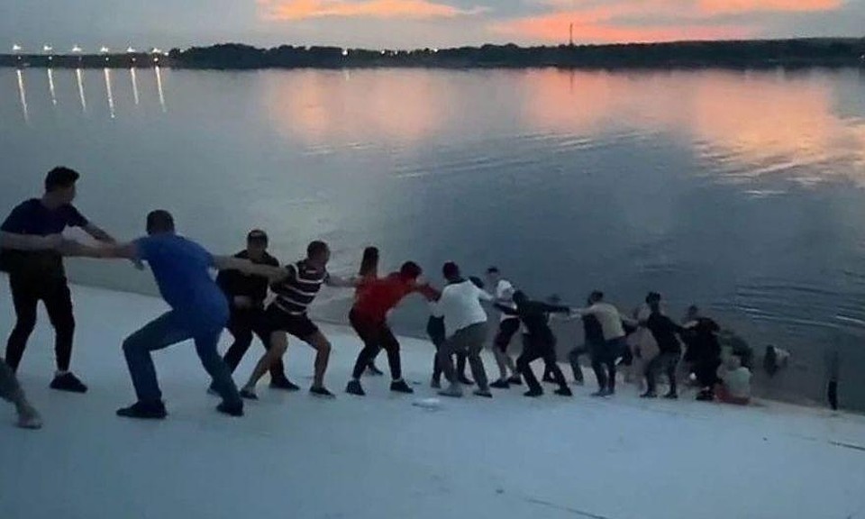 32-летняя женщина бросилась в воду, доплыла на спине до середины реки и начала тонуть. Фото: screenshot видео