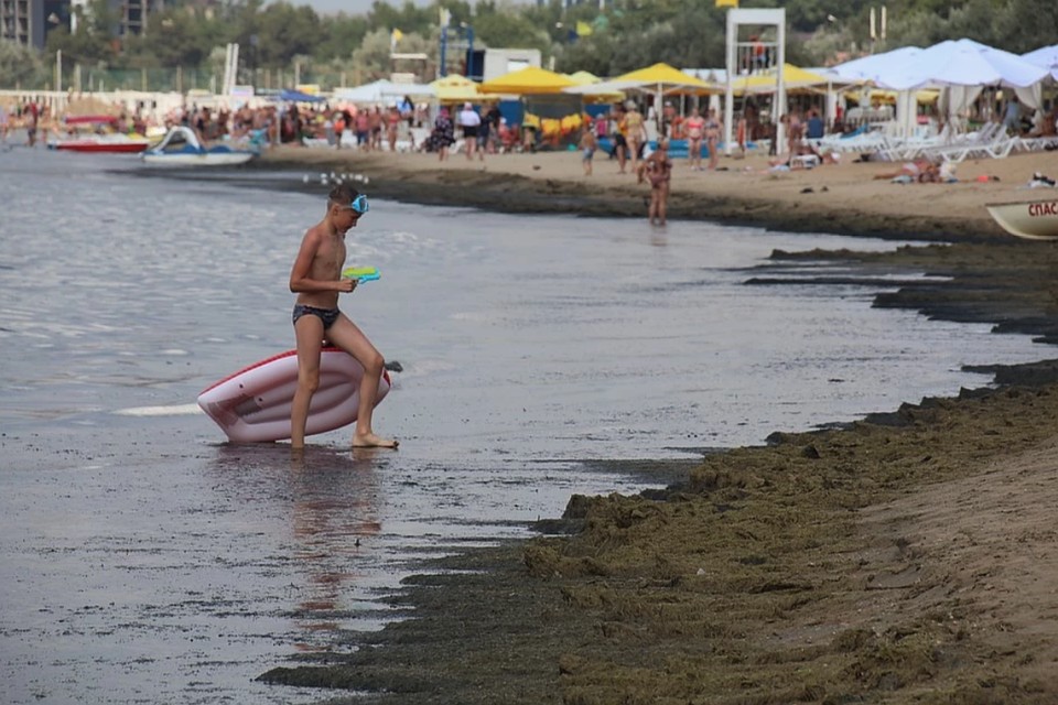 По словам туристов, вода оставляла грязные следы на песке. Фото: Михаил ПОПОВ