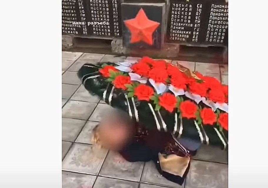 В администрации Карагайского муниципального района сообщили, что девочка, которая играла с венком, из благополучной и полноценной семьи. Фото: cкриншот видео