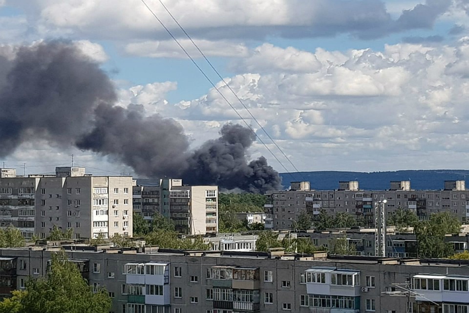 Столб дыма виден на большом расстоянии от места возгорания. ФОТО: соцсети