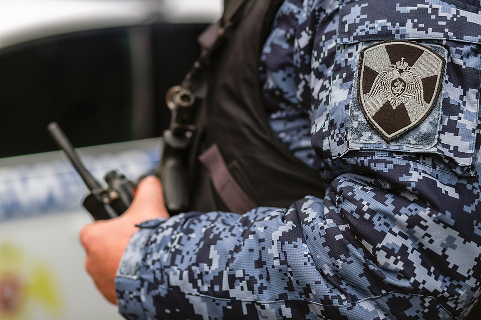 В Краснодаре мужчина пытался вынести из магазина деликатесы и сыр на 13 тысяч рублей. Фото: пресс-службы главного управления Росгвардии по Краснодарскому краю