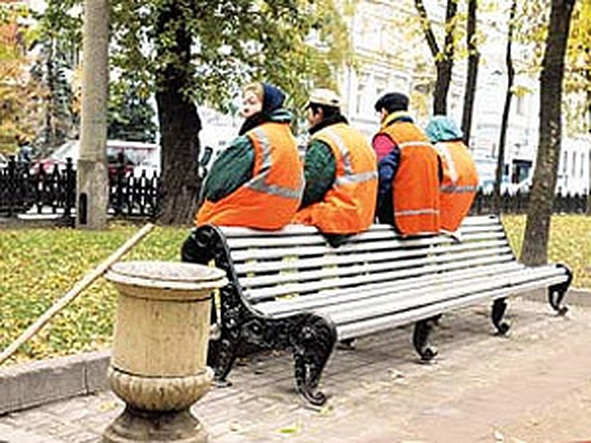 Дворник из Узбекистана угрожал москвичам взрывом.