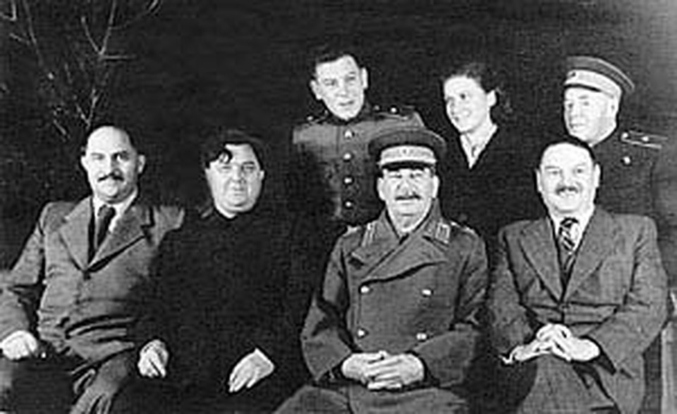 Слева направо в нижнем ряду: Л. М. Каганович, Г. М. Маленков, И. В. Сталин, Н. М. Шверник. В верхнем ряду: Василий и Светлана Сталины, А. Н. Поскребышев. Дача «Кореиз» в Крыму, 1947 г. Снимок из архива. Публикуется впервые.
