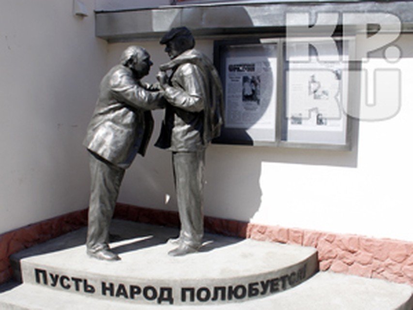 В Революционном проезде появился памятник героям популярной советской комедии «Афоня».