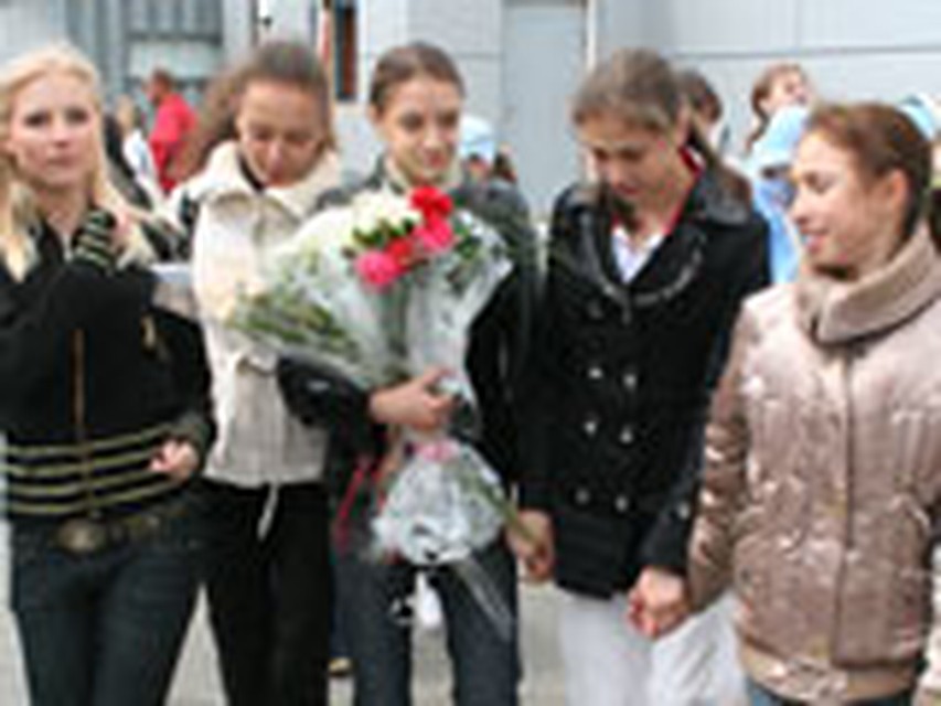 В аэропорту победительницу ждали поклонники и подруги.