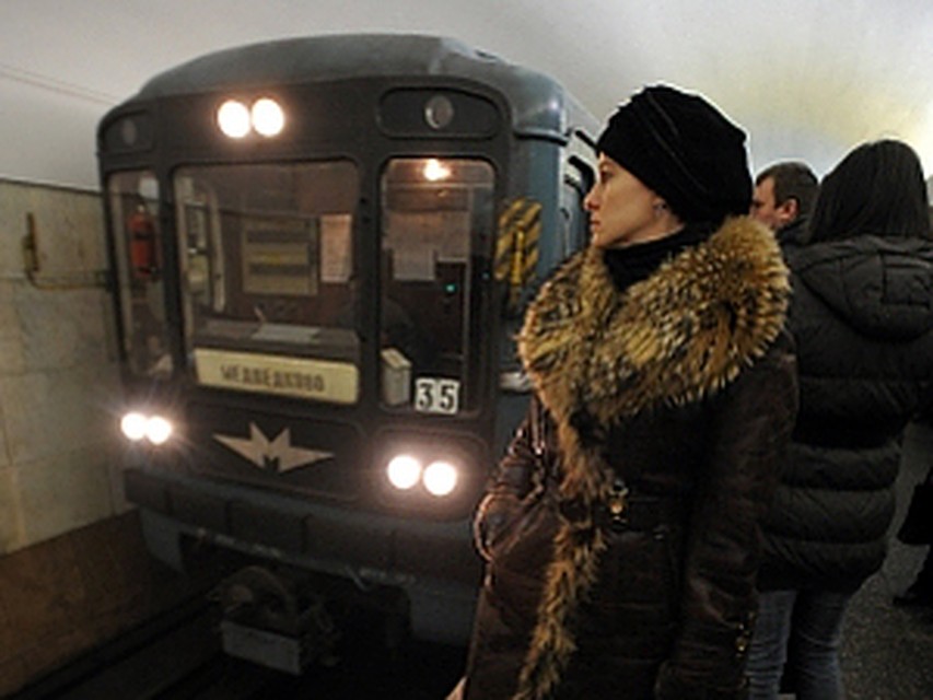 На станции метро 'Кузнецкий мост' на рельсы упал пьяный мужчина