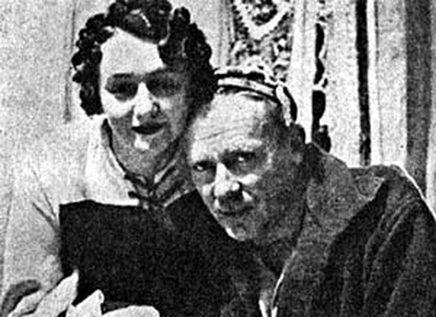 Елена Сергеевна любила, когда Булгаков надевал шапочку Мастера.