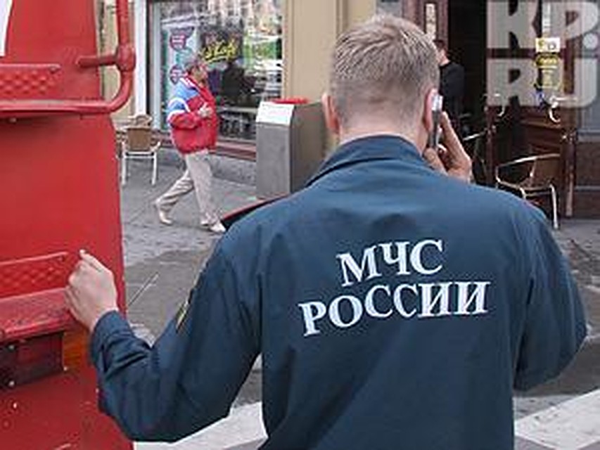 Спасатели достали ребенка из мусоропровода