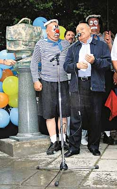 У матросов к Жванецкому и его портфелю нет вопросов.
