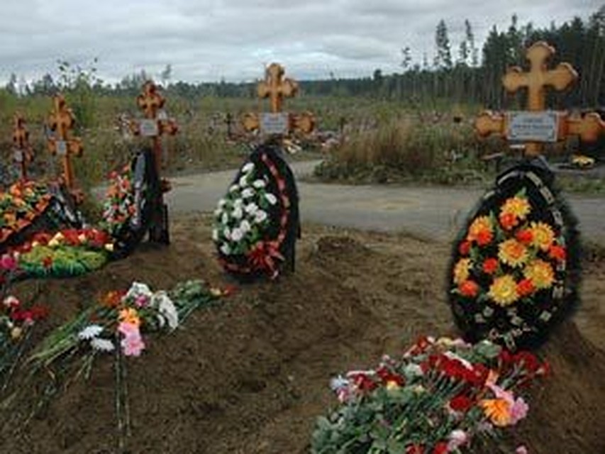Трех мальчиков, их маму и бабушку похоронили рядом друг с другом.