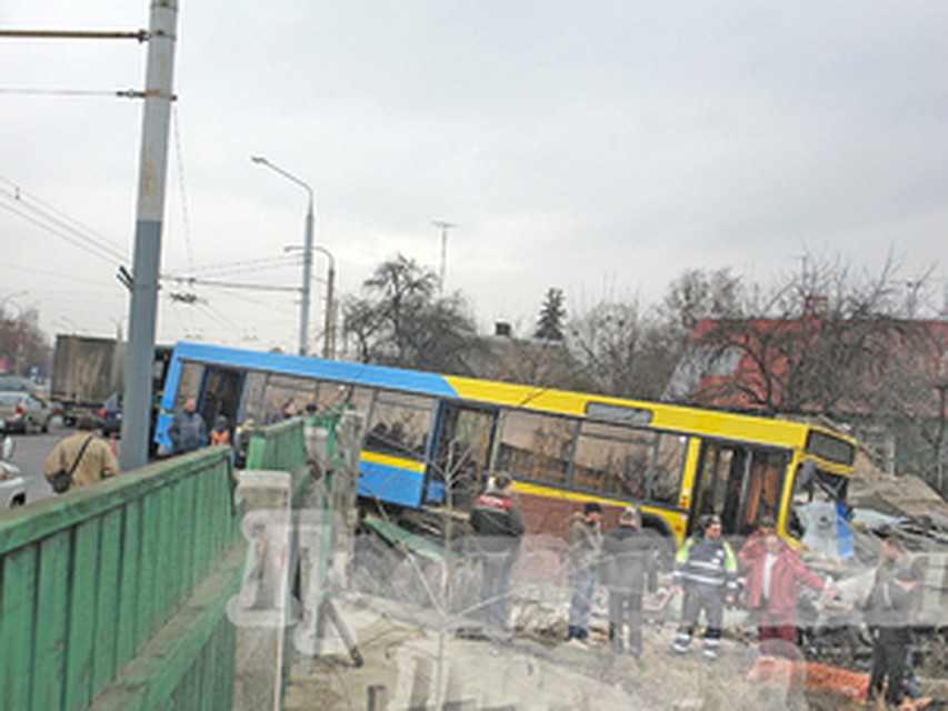 Водителю стало плохо, и автобус потерял управление