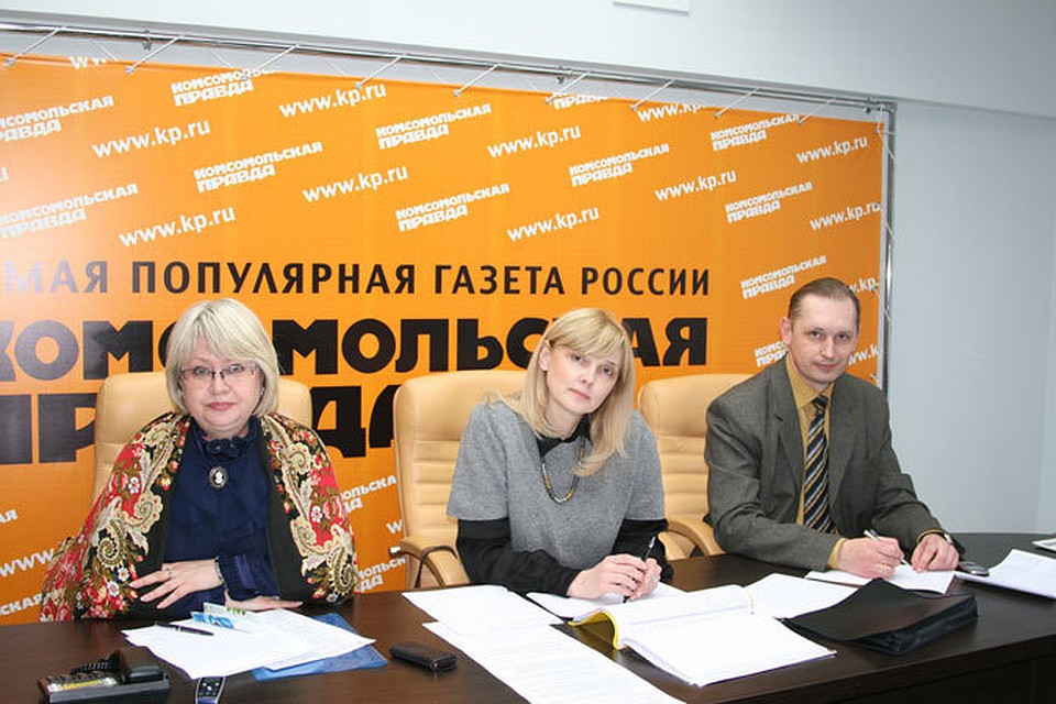 Начальник управления экономического анализа и контрольной работы Воронцова Елена Владимировна и начальник отдела регулирования тарифов и услуг в электроэнергетике Светлана Михайловна Сергеева