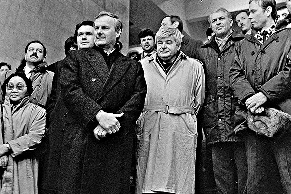 1992 год: Анатолий Собчак и Гавриил Попов открыли метро.