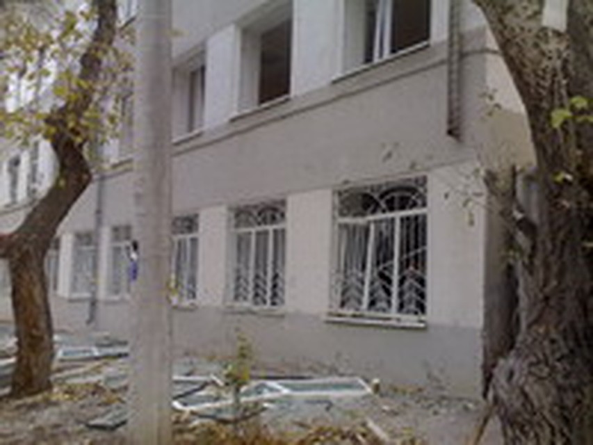 Во многих домах Славянки взрывом повыбивало стекла