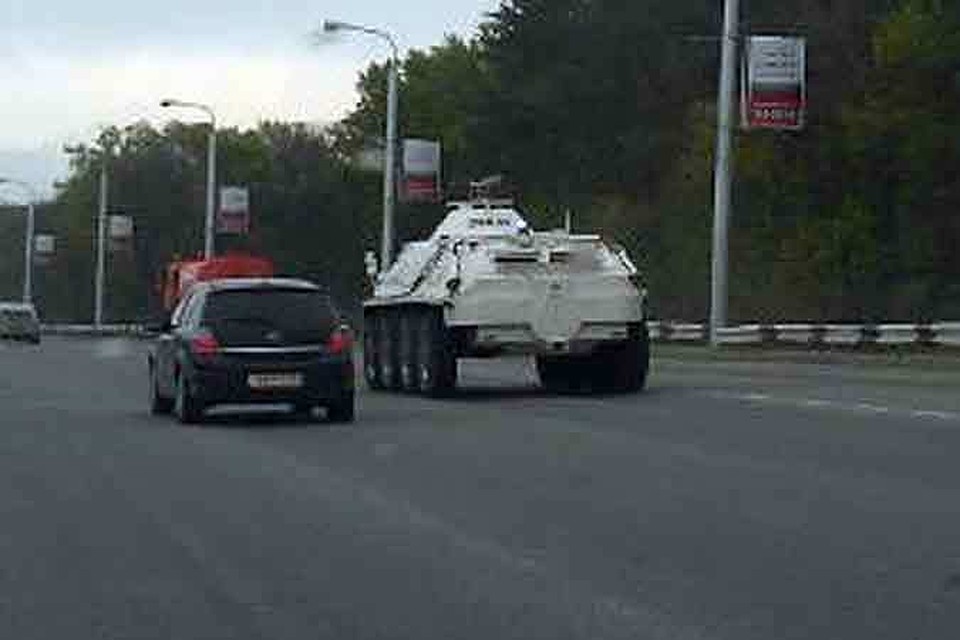 Белый БТР немного шокировал проезжающих по проспекту Салавата автолюбителей