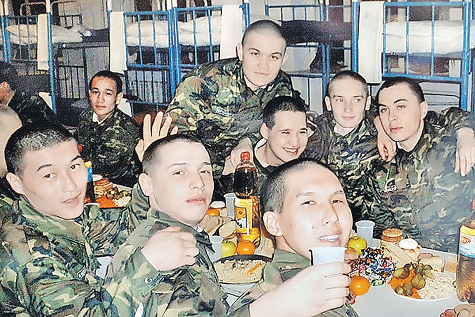 Влад (на переднем плане в центре) никогда не жаловался родным на службу.