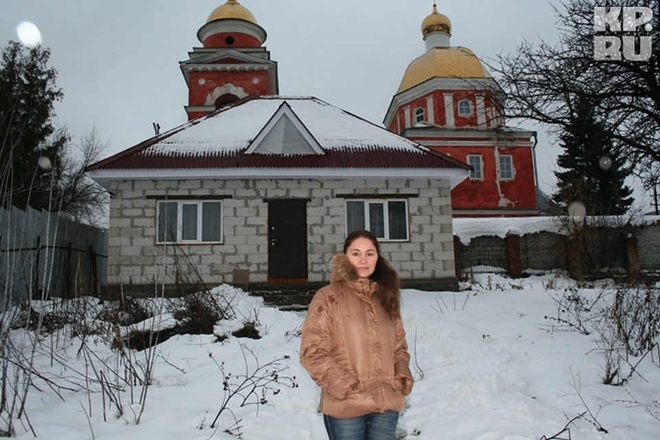 Елена: - Когда был жив настоятель Николай, он не возражал против строительства нового дома. Только просил, чтобы он не загораживал храм