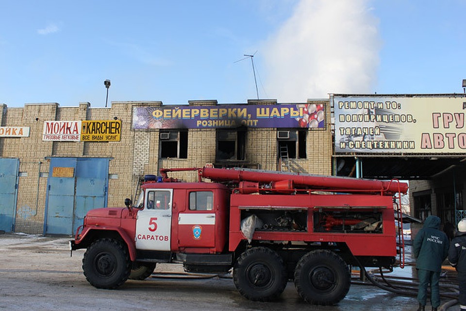 Пожар вспыхнул в магазине пиротехники