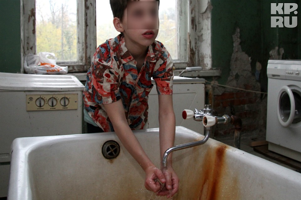 Дети подрались из-за крана с водой.