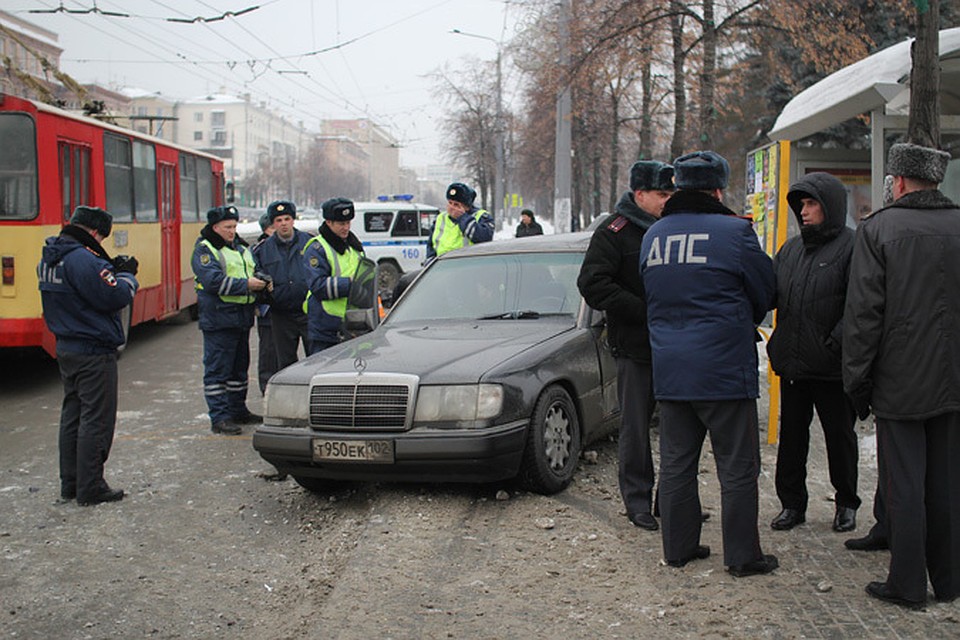 «Мерседес» пролетел через тротуар и замер на остановке общественного транспорта