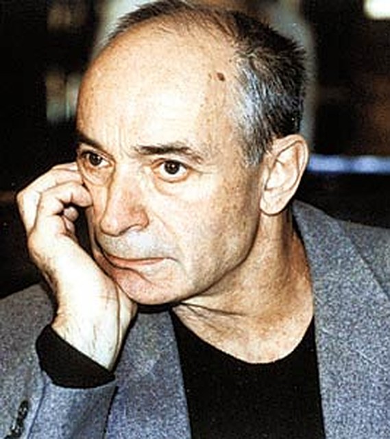 Он эпиграммы сочиняет, в театре и кино играет. В семье, народе он любим - примерный, верный семьянин.