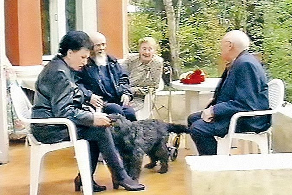 В гостях у академика Николая Доллежаля и его жены (на фото в центре) соседи по даче - Галина Вишневская и Мстислав Ростропович.