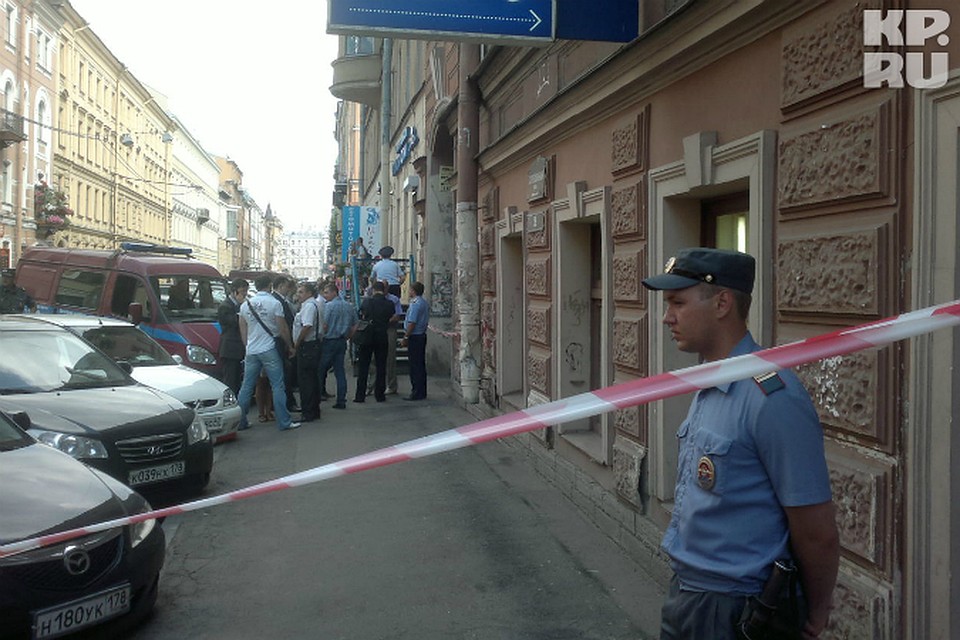 Место взрыва оцепила полиция.